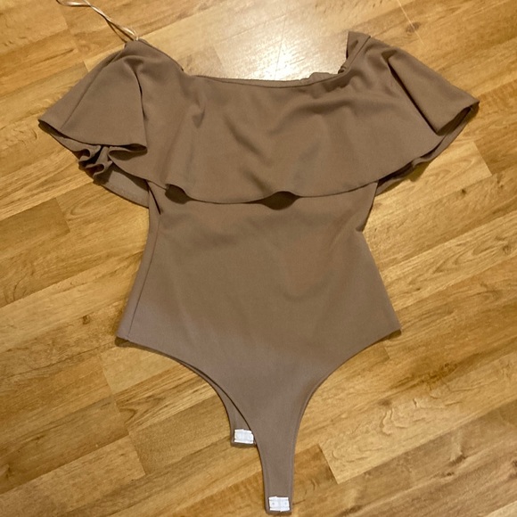 Boohoo Crepe Frill Off The Shoulder Bodysuit - Picture 7 of 8